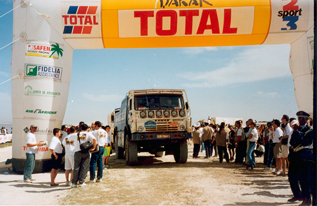 Один из самых успешных грузовиков команды, КАМАЗ-49252 с ярославским двигателем, на финише ралли-рейда Дакар-1996