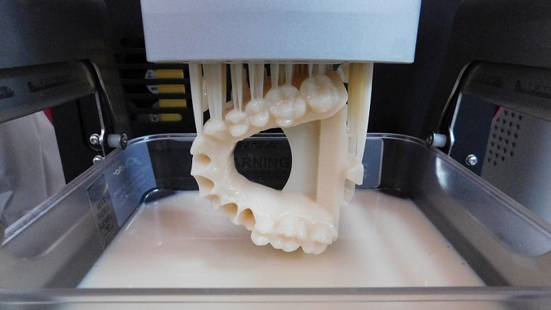 Фотополимерная печать на 3D-принтере в стоматологии
