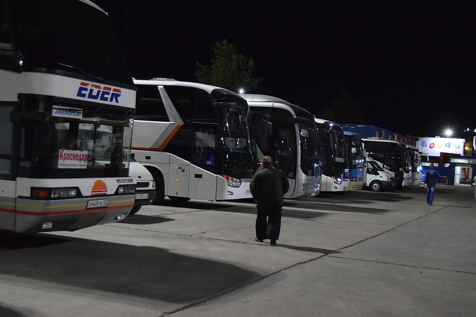 44 автобуса стоят в очереди на крымской стороне. Фото: Алексей НАРИЖНЫЙ