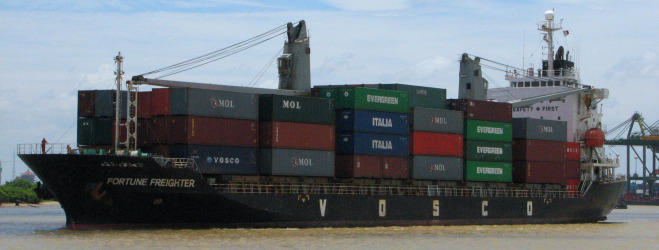 Xe container chạy trong cảng biển