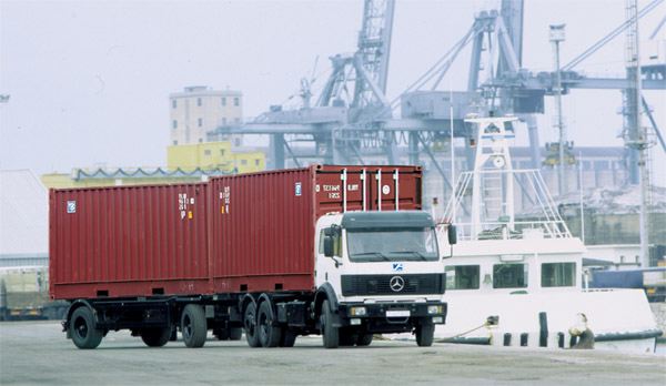 Xe container chạy trong cảng biển