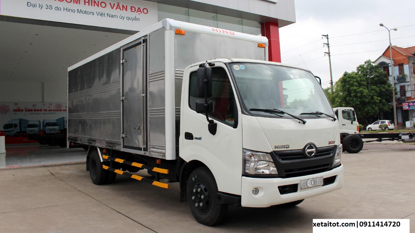 Hino характеристики. Хино 300. Хино 300 стекловоз. Hino 300 4x4. Hino 3878h.