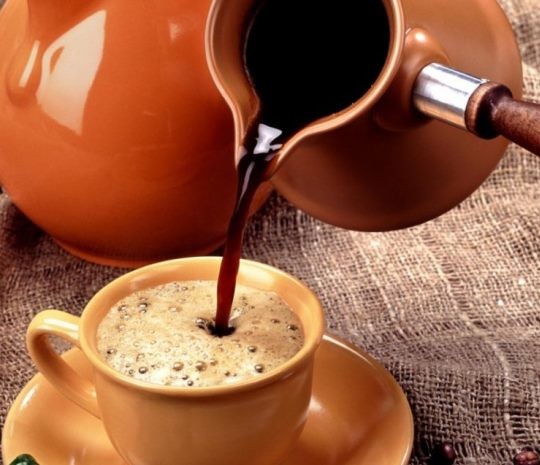 Кофе в воду или воду в кофе – сыпать кофе в воду или водой заливать кофе?